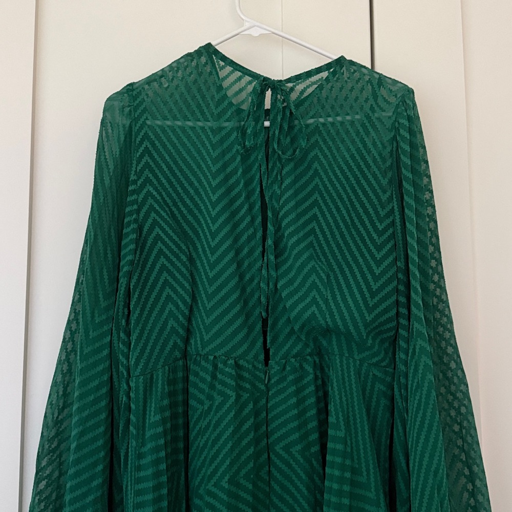 ASOS DESIGN green tie back fluted sleeve pleated chevron chiffon midi dress. - Picture 8 of 9